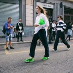 Berani Main Warna, Intip Gaya Street Style di Milan Fashion Week