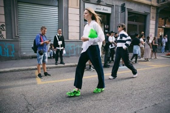 Berani Main Warna, Intip Gaya Street Style di Milan Fashion Week