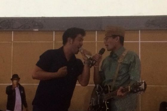Bikin Geger, Sandiaga Asyik Main Gitar Iringi Lagu #2019PrabowoSandi