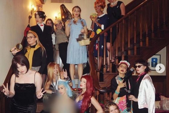 Dari Mary Poppins Hingga Ariel Hadir di Pesta Tahun Baru Taylor Swift