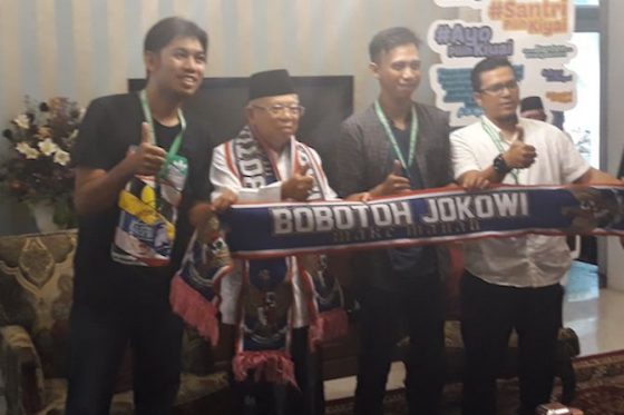 Datangi Rumah Ma'ruf Amin, Bobotoh Persib Hadiahkan Ini
