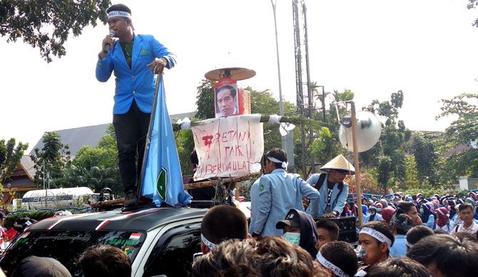 Demo Hari Tani, Mahasiswa di Riau Bawa Orangan Sawah Foto Jokowi