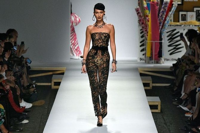 Intip Busana Nyentrik Hadid Bersaudara di Milan Fashion Week