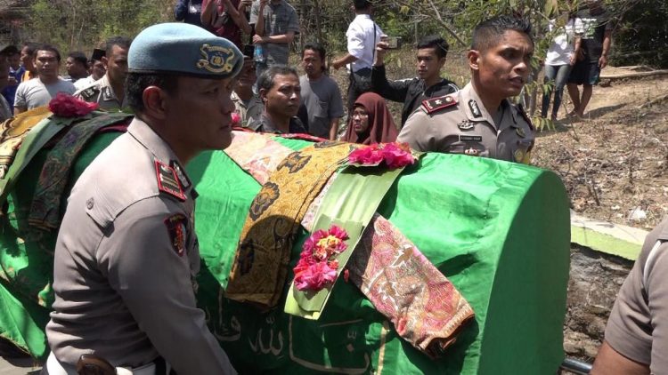 Isak Tangis Warnai Pengiringan Jenazah Haringga ke Liang Lahat