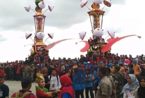 Jokowi Batal Hadir, Warga Tumpah Ruah Saksikan Hoyak Tabuik