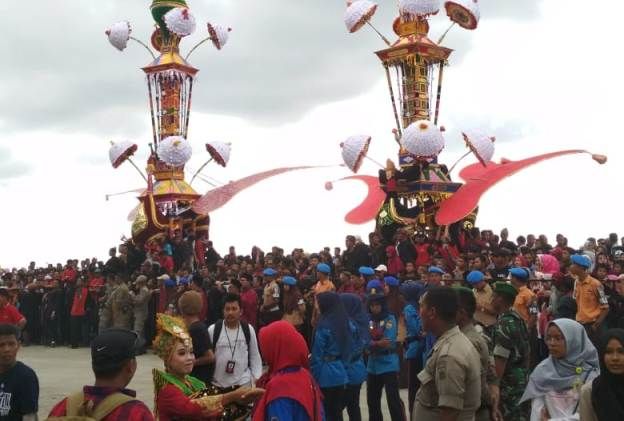 Jokowi Batal Hadir, Warga Tumpah Ruah Saksikan Hoyak Tabuik