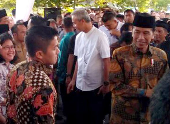 Kenakan Batik dan Peci Hitam, Jokowi Melayat Adik Iparnya