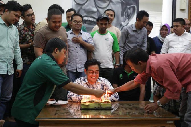 Ketika Cak Imin Rayakan Harlah bareng Staf dan OB