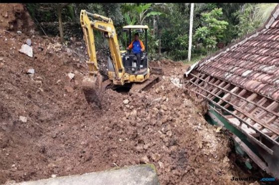 Lokasi Longsor Sukabumi Terus Diguyur Hujan, Evakuasi Makin Sulit
