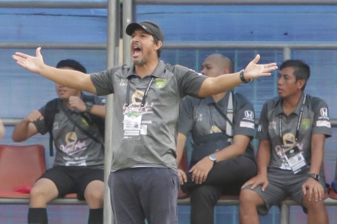 Persebaya Didorong untuk Pecat Alfredo Vera