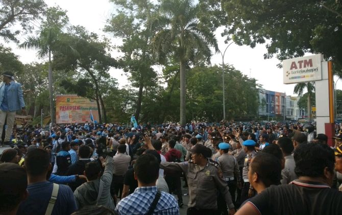 Selain Tiga Mahasiswa, Enam Polwan Ikut Terluka