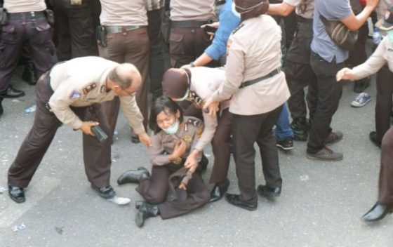 Selain Tiga Mahasiswa, Enam Polwan Ikut Terluka