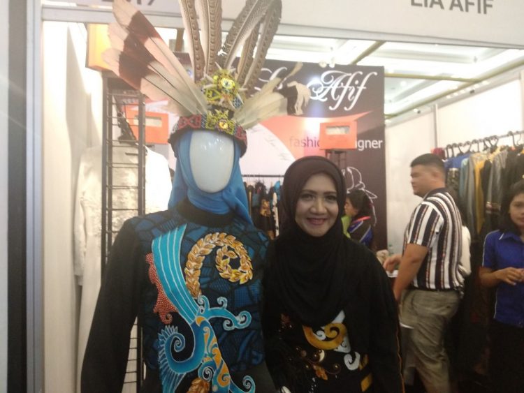 Busana Batik Kalimantan Tonjolkan Motif Burung Enggang di IFW 2019