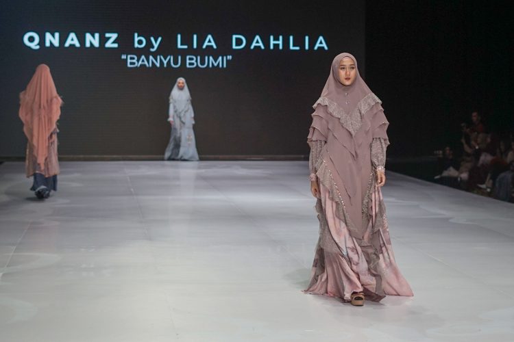 Cantiknya Busana Syar'i dengan Sentuhan Bulu dan Swarovski di IFW 2019