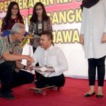Di Atas Papan Seluncur, Hikmat Terima SK CPNS Pemprov Jateng