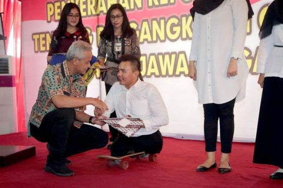 Di Atas Papan Seluncur, Hikmat Terima SK CPNS Pemprov Jateng