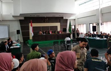 Diusir Majelis Hakim, Emak-emak Pendukung Bahar bin Smith Mengamuk
