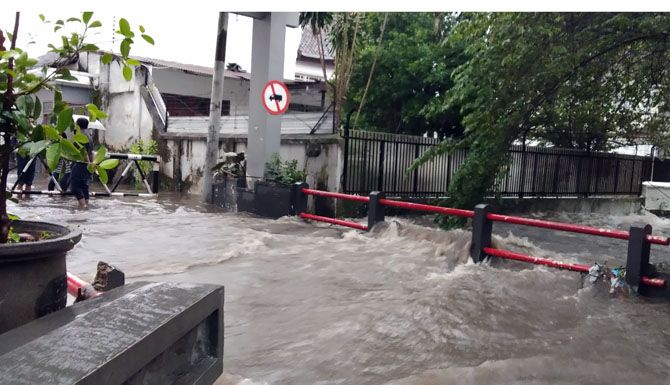 Hujan 1 Jam, Malang Banjir hingga Seleher Orang Dewasa