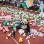 Hujani Stadion GBT dengan Boneka, Bonek Kebanjiran Pujian