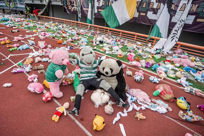Hujani Stadion GBT dengan Boneka, Bonek Kebanjiran Pujian