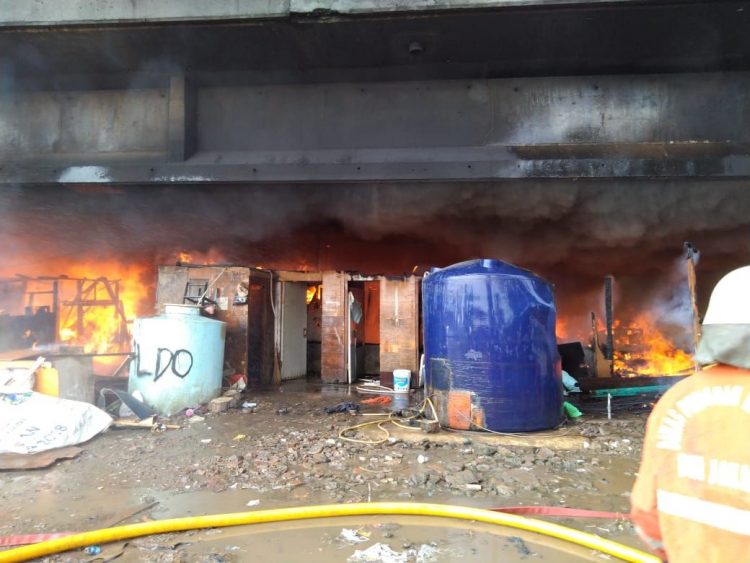 Lapak di Kolong Tol Pluit Terbakar, Arus Lalu Lintas ke Soetta Ditutup