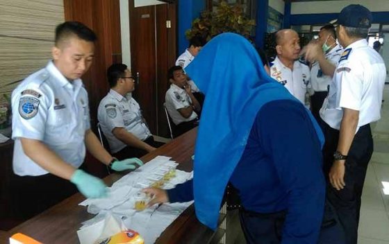 Pegawai Terminal Tirtonadi Jalani Tes Urine