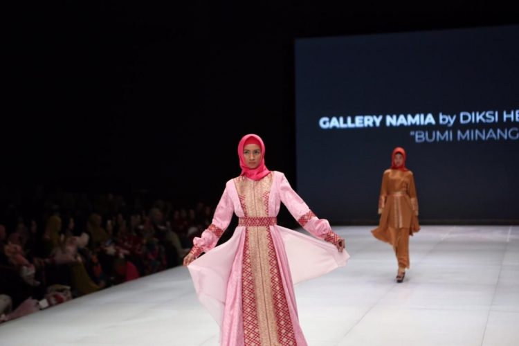 Perawat RSUD Unjuk Gigi Jadi Desainer di Indonesia Fashion Week 2019