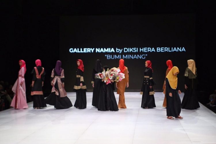 Perawat RSUD Unjuk Gigi Jadi Desainer di Indonesia Fashion Week 2019