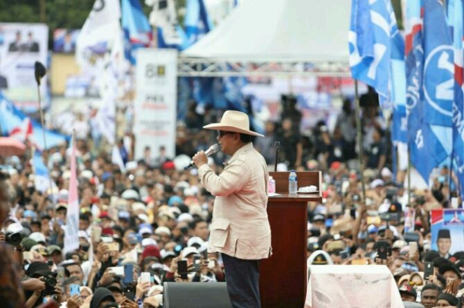 Prabowo Minta Maaf Tak Bisa Bagi-Bagi Kaus Kampanye