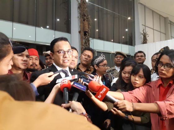 Tinjau MRT Jakarta, Anies dan Prasetyo Diserbu Anak SD dan Emak-Emak