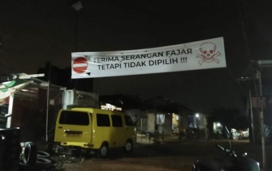 Warga Batam Bentangkan Spanduk 'Terima Serangan Fajar, Tetapi Tidak Dipilih!!!'