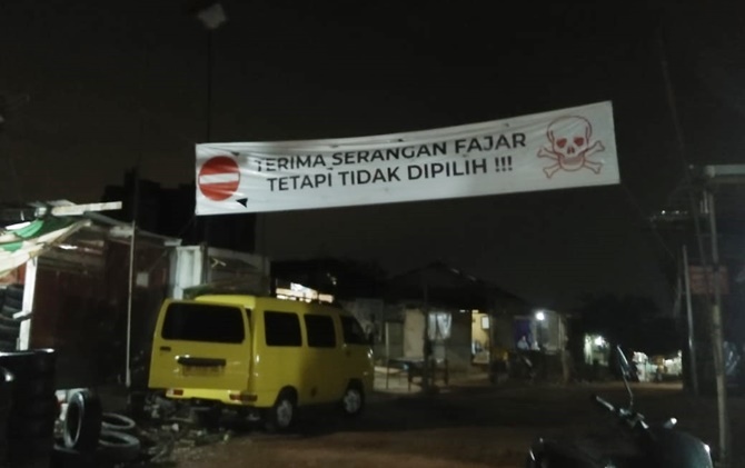 Warga Batam Bentangkan Spanduk 'Terima Serangan Fajar, Tetapi Tidak Dipilih!!!'