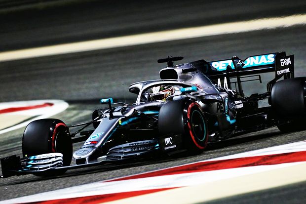 Hamilton Menang, Duo Mercedes Permalukan Ferrari di Bahrain