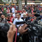 Mobil Jokowi Dicegat Warga Saat Tiba di Manado