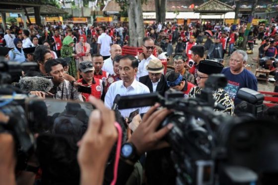 Mobil Jokowi Dicegat Warga Saat Tiba di Manado