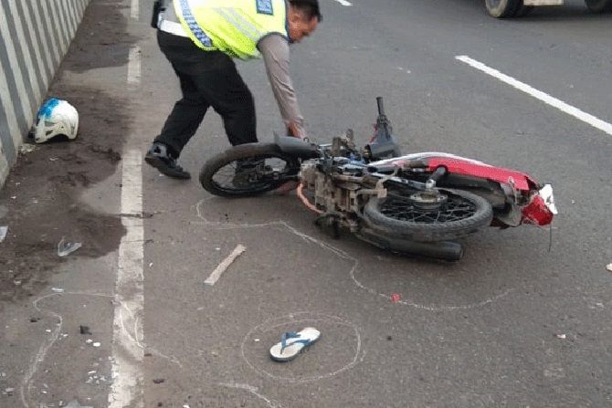 Tabrak Tronton di Jalan Layang, Pengemudi Ojek Tewas di Tempat