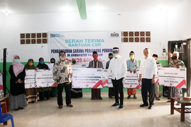 SIG Salurkan Bantuan Sarana dan Prasarana Pendidikan di Pasuruan