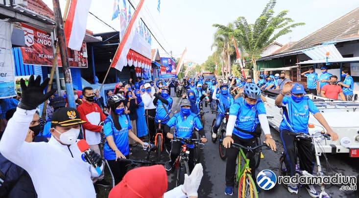 Wali Kota Maidi Gowes dengan Kader Demokrat Sambil Donasi Sembako