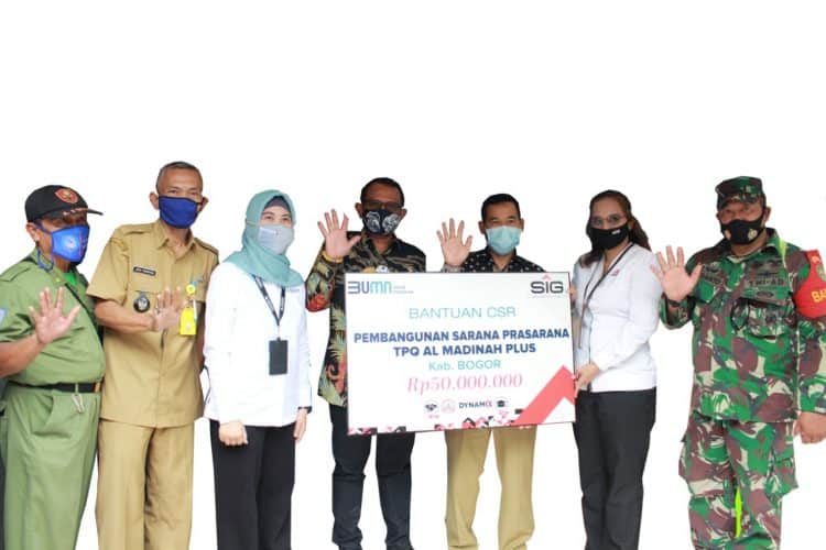 SIG Serahkan Bantuan Pendidikan di Bogor