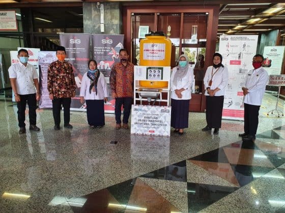 Dukung KBM New Normal, SIG Bantu SMA/SMK di Gresik Alat Cuci Tangan