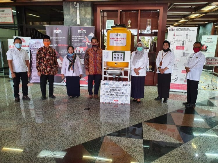 Dukung KBM New Normal, SIG Bantu SMA/SMK di Gresik Alat Cuci Tangan