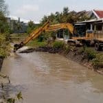 Antisipasi Banjir, Dinas PUTR Kota Madiun Bersihkan Saluran Air