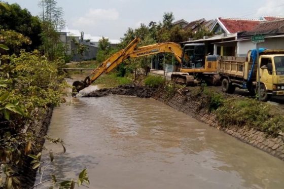 Antisipasi Banjir, Dinas PUTR Kota Madiun Bersihkan Saluran Air