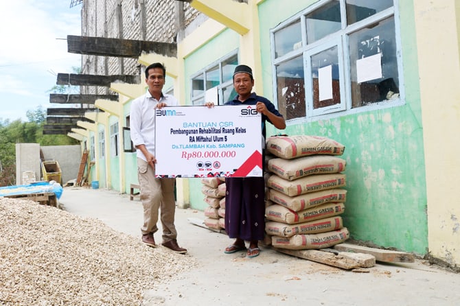SIG Salurkan Bantuan Sarana dan Prasarana Pendidikan di Madura