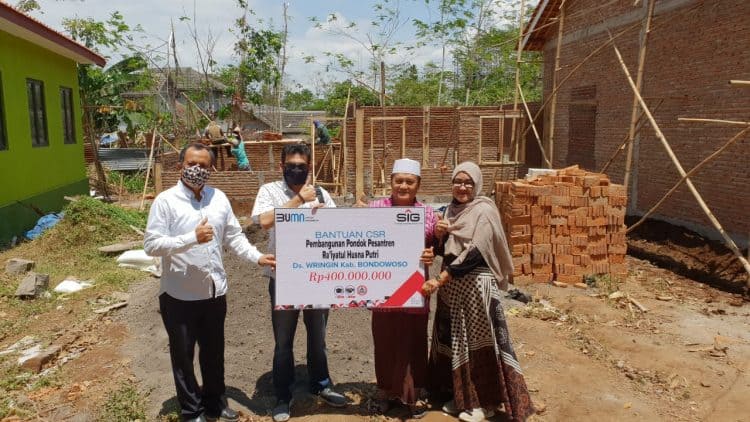 SIG Salurkan Bantuan Pembangunan 2 Ponpes di Bondowoso