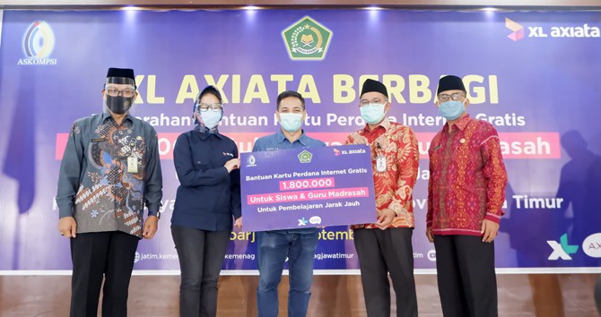 XL Axiata Serahkan Bantuan Paket Data Gratis untuk Madrasah di Jatim