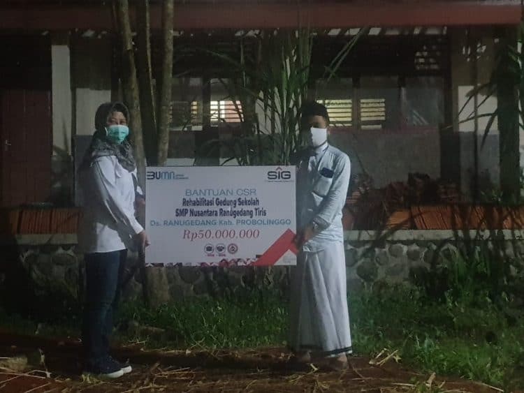 Semen Indonesia Bantu Rehab Sekolah di Probolinggo Sebesar Rp 50 Juta