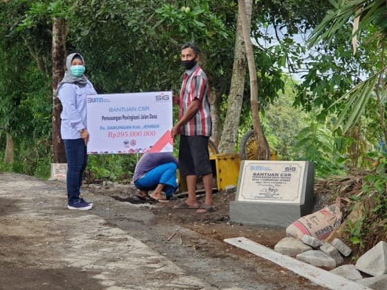 Semen Indonesia Bangun Jalan Paving dan Sumur Bor di Jember