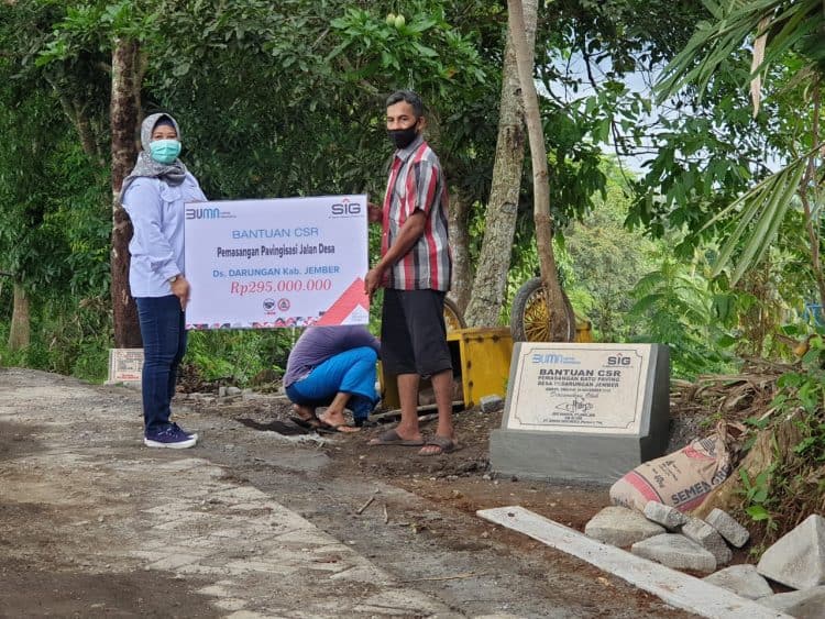 Semen Indonesia Bangun Jalan Paving dan Sumur Bor di Jember