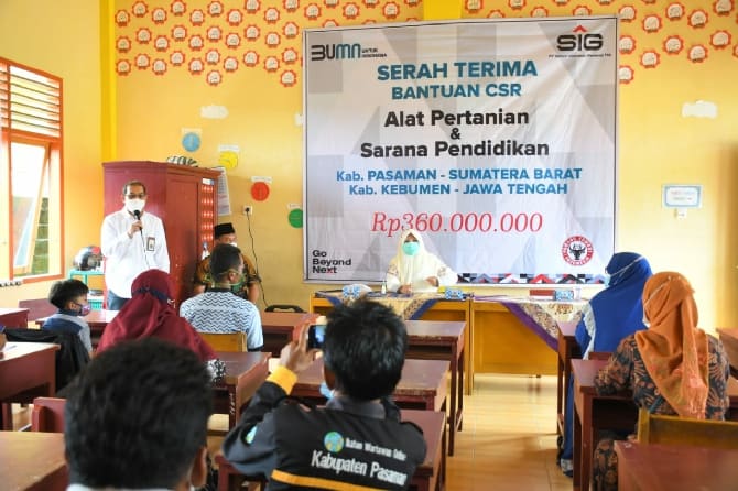 SIG Salurkan Bantuan Alat Pertanian ke  Petani di Kebumen dan Padang